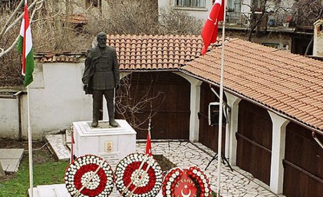 Kossuth Statue / Hungarian House at Kutahya, TURKEY